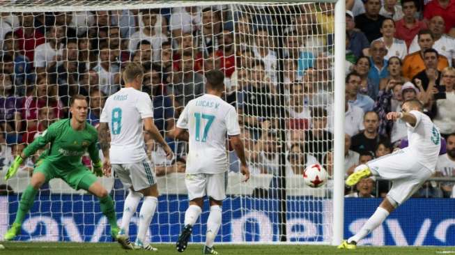 Real Madrid mengalahkan Barcelona di leg kedua Piala Super Spanyol dengan skor 2-0. Dengan demikian, Madrid yang menang 3-1 di leg pertama berhak atas gelar Piala Super Spanyol 2017 [AFP]