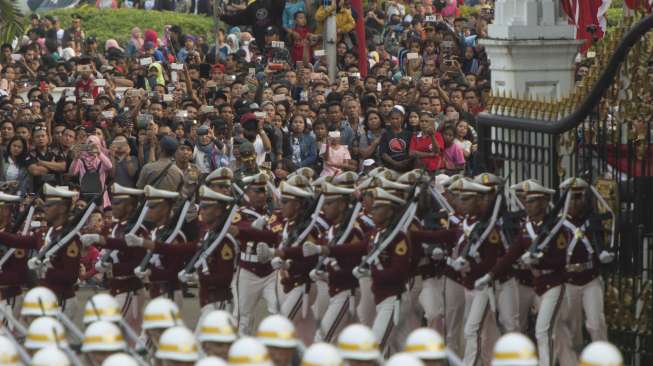 Upacara penurunan bendera dalam rangka HUT ke-72 RI, di Istana Merdeka, Jakarta, Kamis (17/8).