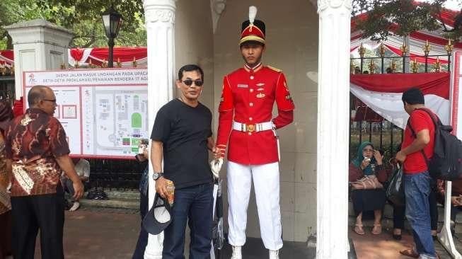 Warga Antre Foto Bersama Paspampres Pos Utama Istana Merdeka