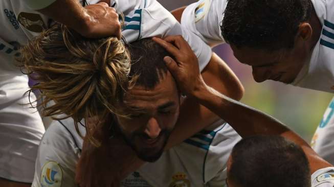 Real Madrid mengalahkan Barcelona di leg kedua Piala Super Spanyol dengan skor 2-0. Dengan demikian, Madrid yang menang 3-1 di leg pertama berhak atas gelar Piala Super Spanyol 2017 [AFP]