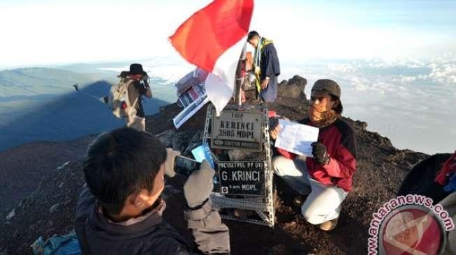 Luar Biasa, Seribu Lebih Pendaki Rayakan HUT RI di Puncak Kerinci