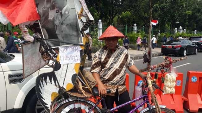 Bikin Haru, Sukaji Bersepeda dari Jabar ke Istana Demi Lihat...