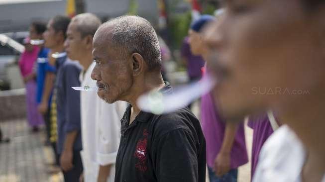 Warga binaan penderita gangguan jiwa mengikuti lomba perayaan HUT ke-72 Kemerdekaan RI di Pusat Rehabilitasi Orang dengan Gangguan Jiwa di Yayasan Galuh, Bekasi, Jawa Barat, Kamis (17/8).