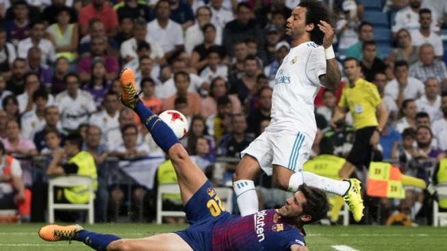 Real Madrid mengalahkan Barcelona di leg kedua Piala Super Spanyol dengan skor 2-0. Dengan demikian, Madrid yang menang 3-1 di leg pertama berhak atas gelar Piala Super Spanyol 2017 [AFP]