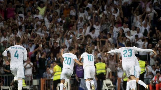 Real Madrid mengalahkan Barcelona di leg kedua Piala Super Spanyol dengan skor 2-0. Dengan demikian, Madrid yang menang 3-1 di leg pertama berhak atas gelar Piala Super Spanyol 2017 [AFP]