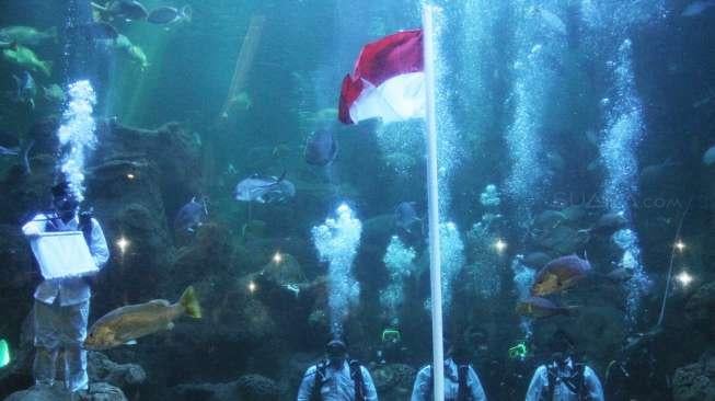 Pengibaran bendera Merah Putih di Seaworld, Ancol, Jakarta, Kamis(17/8).