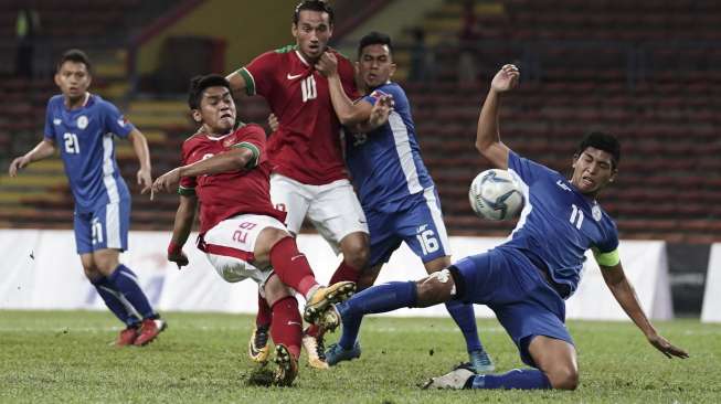 Pesepak bola Timnas U-22 Septian David Maulana (kedua kiri) dihadang pesepak bola Filipina U-22 Julian Mariano. ANTARA FOTO/Wahyu Putro A