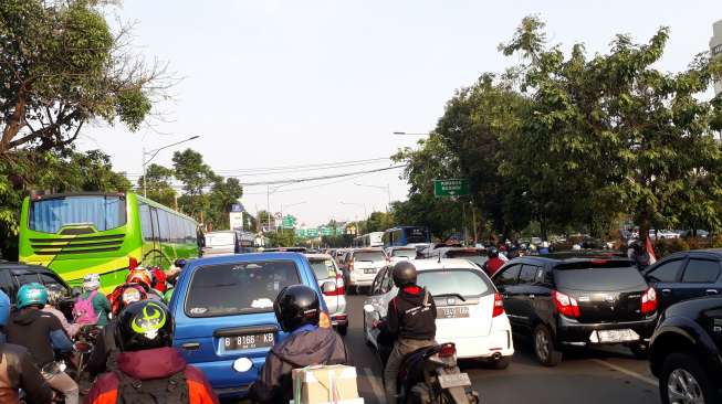 Penutupan jalan HUT RI ke-71 tahun. [Suara.com/Ummi Hadyah SAleh]