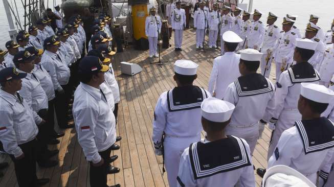 Upacara Kemerdekaan RI ke-72 di atas gladak KRI Dewaruci di Perairan Laut Jawa, Kamis (17/8).