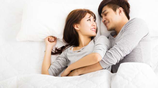 Ilustrasi pasangan bercinta dalam posisi menyendok alias spooning.(Shutterstock)