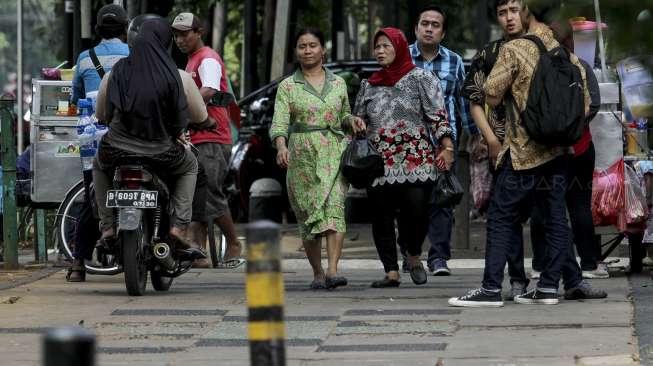 Sejumlah pedagang menggelar lapak di atas trotoar di kawasan Tanah Abang, Jakarta, Jumat (18/8).