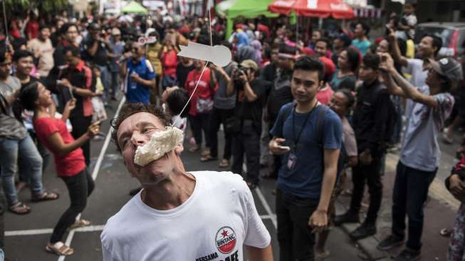 Lomba Makan Kerupuk Meriahkan HUT RI di Paris