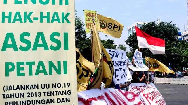 Sejumlah petani Sukabumi yang tergabung dalam Serikat Petani Indonesia (SPI) melakukan aksi unjuk rasa di depan Istana Merdeka, Jumat (18/8).