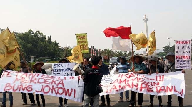 Sejumlah petani Sukabumi yang tergabung dalam Serikat Petani Indonesia (SPI) melakukan aksi unjuk rasa di depan Istana Merdeka, Jumat (18/8).