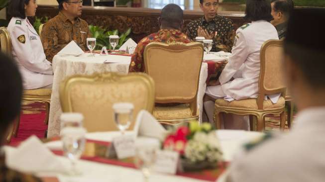 Presiden Joko Widodo mengadakan silaturahmi dengan teladan nasional dan anggota Pasukan Pengibar Bendera Pusaka (Paskibraka) 2017 di Istana Negara, Jakarta, Jumat (18/8).