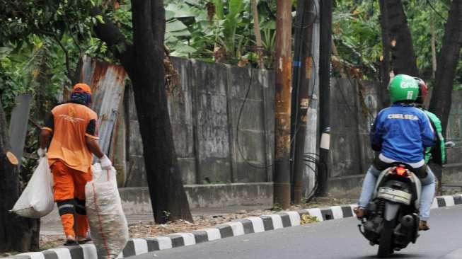 Petugas Pemelihara Prasarana dan Sarana Umum (PPSU) atau yang sering disebut 'Pasukan Oranye', di Jakarta, Jumat (18/8).