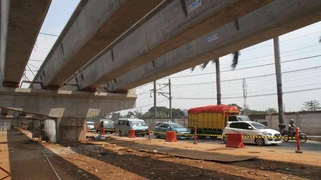 Proyek pembangunan flyover Cipinang Lontar, Jakarta, Sabtu (19/8).