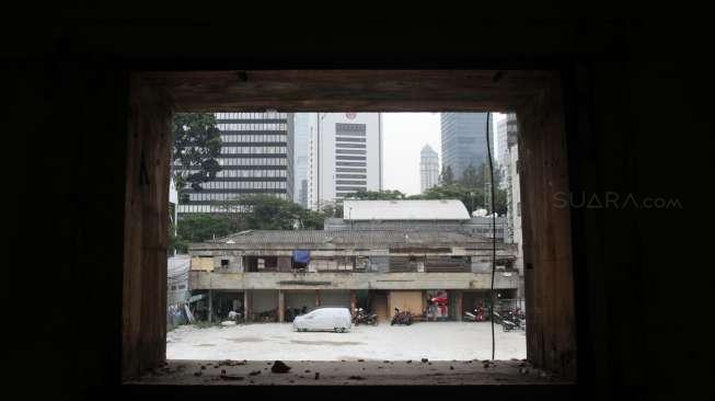 Dan tempat parkir di lahan milik PD Pasar Jaya tersebut.