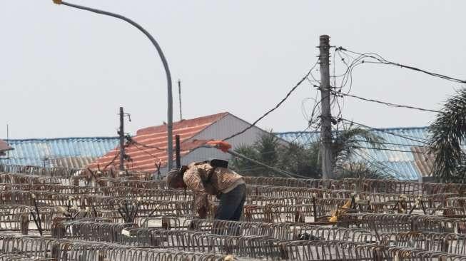 Proyek pembangunan flyover Cipinang Lontar, Jakarta, Sabtu (19/8).