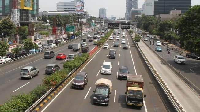 Saat penerapan sistem ganjil genap di Tol Jakarta-Cikampek.