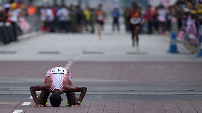 Pelari Indonesia Agus Prayogo dalam nomor maraton SEA Games XXIX Kuala Lumpur di Putrajaya, Malaysia, Sabtu (19/8).