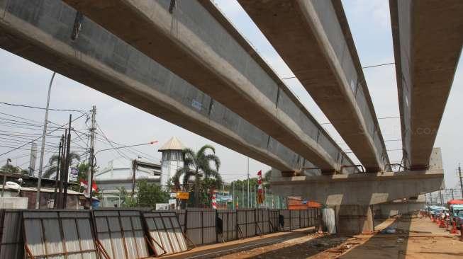 Proyek pembangunan flyover Cipinang Lontar, Jakarta, Sabtu (19/8).