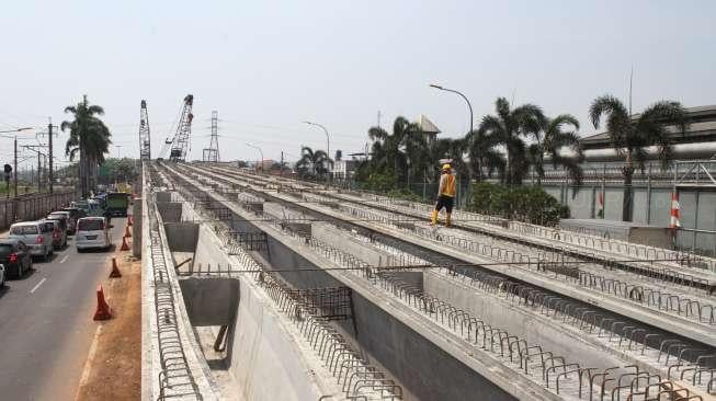 Proyek pembangunan flyover Cipinang Lontar, Jakarta, Sabtu (19/8).