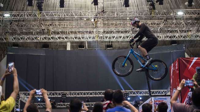 Master sepeda trials dunia, Danny MacAskill, beratraksi saat pertunjukan Drop and Roll Tour pada ajang Asian Games-International Sports, Fitness & Health Expo (GOIFEX) 2017, di Jakarta Convention Center, Jakarta, Sabtu (19/8).