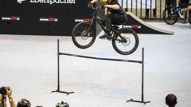 Master sepeda trials dunia, Danny MacAskill, beratraksi saat pertunjukan Drop and Roll Tour pada ajang Asian Games-International Sports, Fitness & Health Expo (GOIFEX) 2017, di Jakarta Convention Center, Jakarta, Sabtu (19/8).