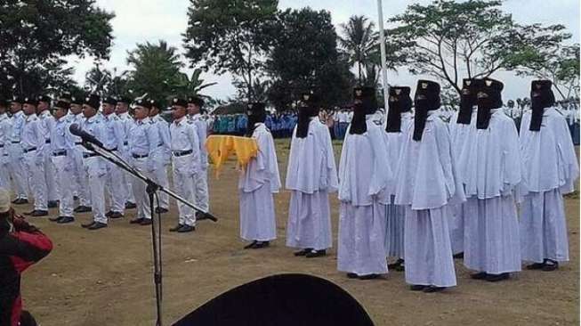 Bikin Geger, Anggota Paskibra SMK di Tasikmalaya Pakai Cadar