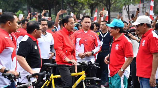 Presiden Joko Widodo bersepeda dari Istana Merdeka ke Lapangan Park & Ride, Jalan MH Thamrin No 10, Jakarta Pusat, Minggu (20/8/2017). [Biro Pers Istana Kepresidenan]