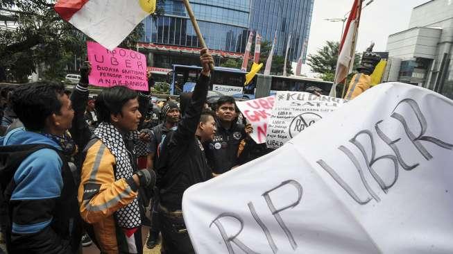 Sejumlah pengemudi ojek online melakukan aksi demonstrasi di depan kantor Uber di Jalan MH Thamrin, Jakarta, Senin (21/8/2017). [Suara.com/Kurniawan Mas'ud]