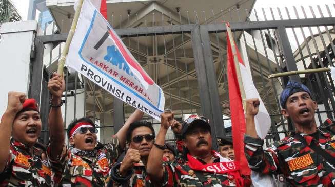 Aksi sekelompok massa atas nama Laskar Merah Putih di depan Kedubes Malaysia terkait simbol negara Indonesia yaitu bendera Merah Putih yang dicetak terbalik oleh Panitia SEA Games 2017, di Jakarta, Senin (21/8/2017). [Suara.com/Oke Atmaja]