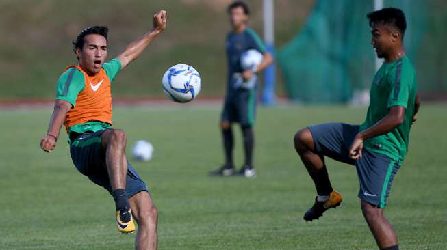 Pemain Timnas U-22 Ezra Walian (kiri) dan Hargianto (kanan) berlatih sebelum berlaga pada SEA Games XXIX Kuala Lumpur 2017 di Stadion UKM, Bangi, Selangor, Malaysia, Senin (14/8) [Antara]