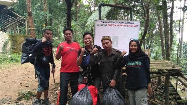 Keren! Pendaki Angkut 696 Kg Sampah Turun Gunung Halimun Salak