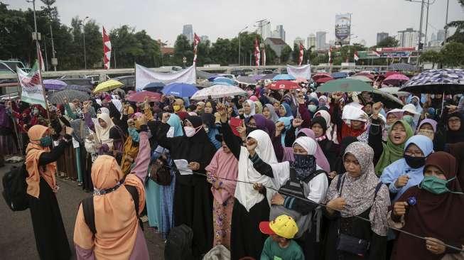 Ratusan massa dari Aliansi Ormas dan Umat Islam Jabodetabek saat melakukan aksi unjuk rasa terkait Perppu Ormas di depan gedung DPR RI, Jakarta, Senin (21/8/2017). [Suara.com/Kurniawan Mas'ud]