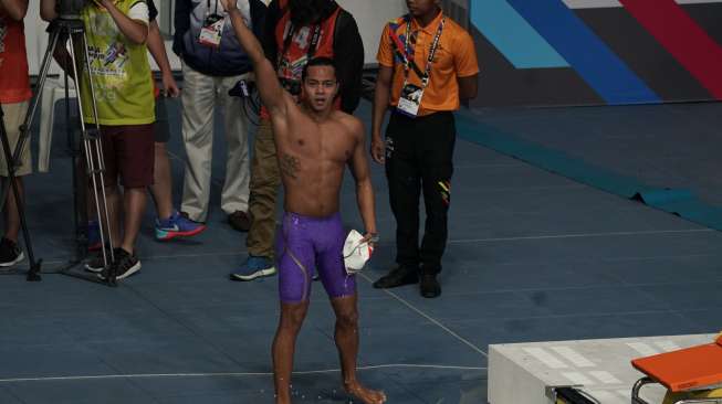 Perenang Indonesia, I Gede Siman Sudartawa, melambaikan tangan seusai final renang 50 meter gaya punggung putra SEA Games XXIX di National Aquatic Centre, kawasan Bukit Jalil, Kuala Lumpur, Malaysia, Senin (21/8/2017) malam. [Antara/Sigid Kurniawan]