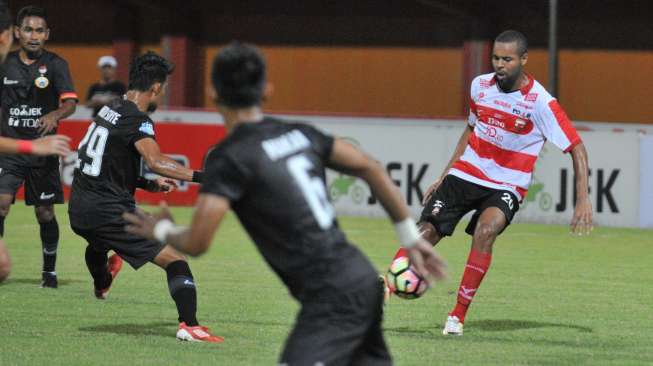 Tandukan Pacheco Selamatkan Persija di Pamekasan