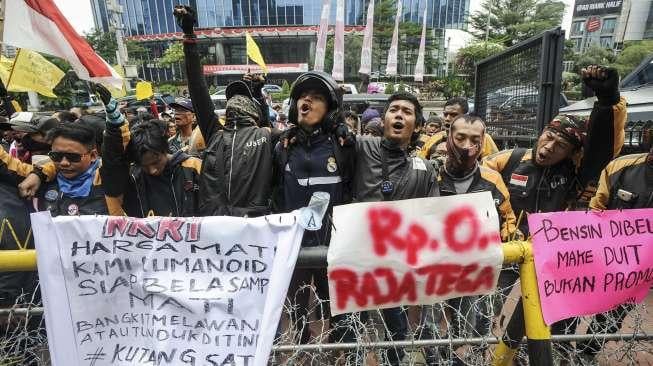 Puluhan pengemudi ojek online melakukan aksi demonstrasi di depan kantor Uber di Jalan MH Thamrin, Jakarta, Senin (21/8/2017). [Suara.com/Kurniawan Mas'ud]