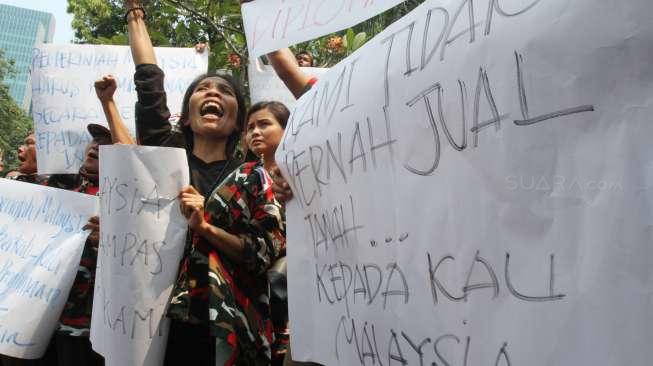 Sejumlah massa atas nama Laskar Merah Putih menggelar aksi di depan Kedubes Malaysia terkait simbol negara Indonesia yaitu bendera Merah Putih yang dicetak terbalik oleh Panitia SEA Games 2017, di Jakarta, Senin (21/8/2017). [Suara.com/Oke Atmaja]