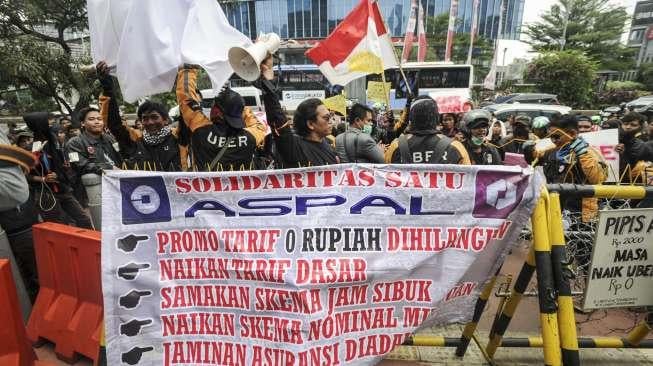 Puluhan pengemudi ojek online Uber melakukan aksi demonstrasi di depan kantor Uber di Jalan MH Thamrin, Jakarta, Senin (21/8/2017). [Suara.com/Kurniawan Mas'ud]