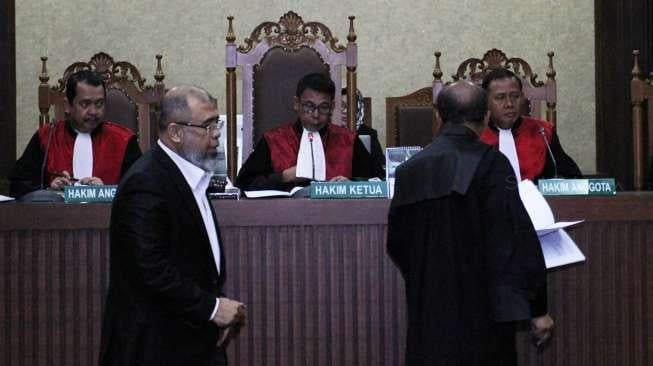 Terdakwa kasus dugaan suap 'judicial review' di Mahkamah Konstitusi (MK), Patrialis Akbar, bersiap menjalani sidang lanjutan dengan agenda pleidoi di Pengadilan Tipikor, Jakarta, Senin (21/8/2017). [Suara.com/Oke Atmaja]