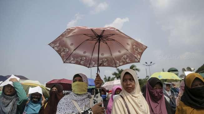 Massa dari Aliansi Ormas dan Umat Islam Jabodetabek saat melakukan aksi unjuk rasa terkait Perppu Ormas di depan gedung DPR RI, Jakarta, Senin (21/8/2017). [Suara.com/Kurniawan Mas'ud]