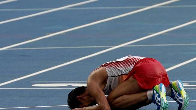 Atlet jalan cepat Indonesia, Hendro, pada final jalan cepat 20.000 meter putra SEA Games XXIX di Stadion Bukit Jalil, Kuala Lumpur, Malaysia, Selasa (22/8).