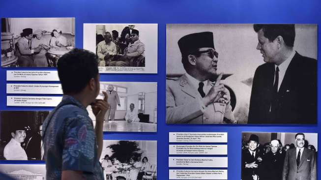 Menampilan arsip, foto, dan buku-buku milik Presiden Sukarno.