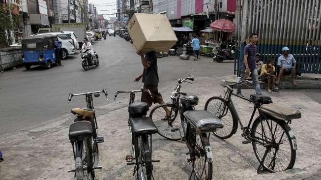 Aktivitas pusat perbelanjaan material bangunan, keramik, dan elektronik di kawasan Pinangsia Glodok, Jakarta, Selasa (22/8).