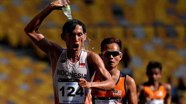 Atlet jalan cepat Indonesia, Hendro, pada final jalan cepat 20.000 meter putra SEA Games XXIX di Stadion Bukit Jalil, Kuala Lumpur, Malaysia, Selasa (22/8).