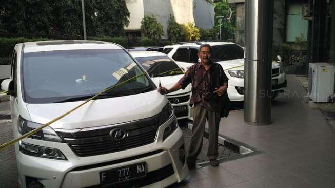 Luapkan Amarah, Kuli Bangunan 'Selfie' di Mobil Bos First Travel