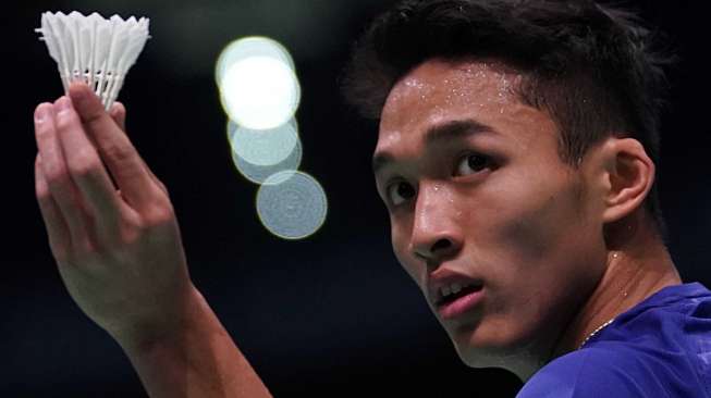 Pebulu tangkis Indonesia Jonatan Christie melawan pebulu tangkis Kamboja Chanmara Tep dalam perempat final beregu putra SEA Games XXIX Kuala Lumpur di Axiata Arena, kawasan Bukit Jalil, Malaysia, Selasa (22/8).