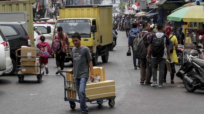 Aktivitas pusat perbelanjaan material bangunan, keramik, dan elektronik di kawasan Pinangsia Glodok, Jakarta, Selasa (22/8).